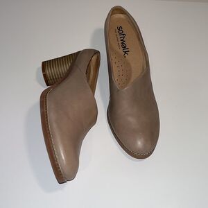 Vintage Nwot Softwalk tan leather 3” heel mules/ clogs